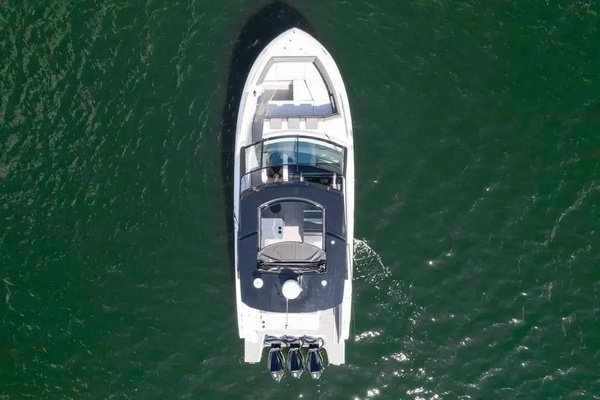 2021 Cruisers Yachts 38