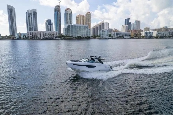 2021 Cruisers Yachts 38