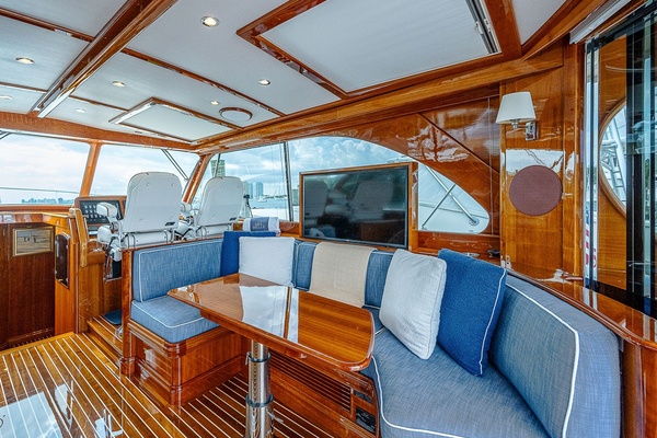 Pilothouse Salon Dinette