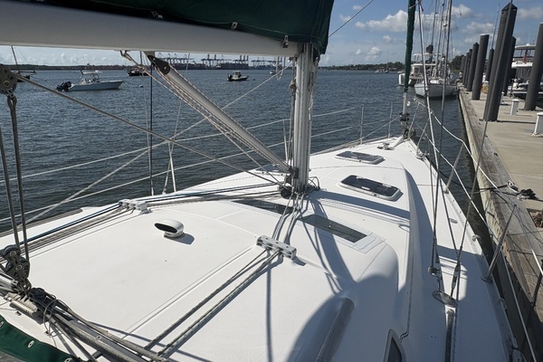 Photo of the 2006 Beneteau 373 "Day Of Air"