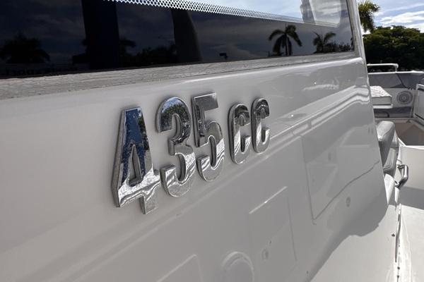 Everglades 435 CC Yacht For Sale