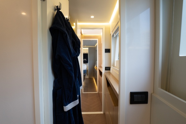 Port Hallway Robe