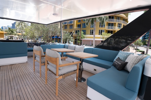 Flybridge STBD Lounge