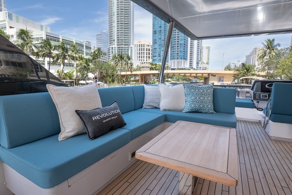 Flybridge Port Lounge