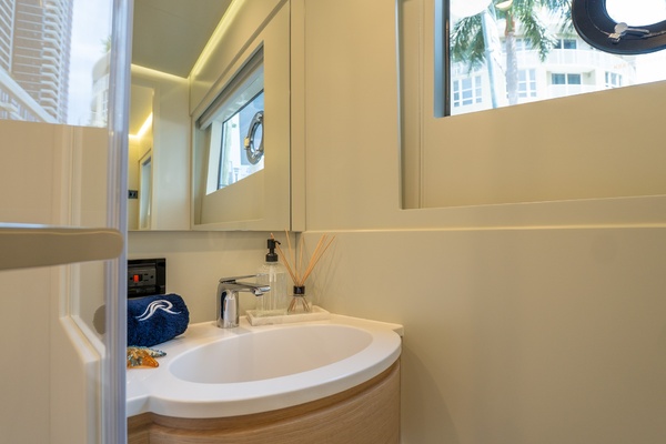 Guest Head Sink STBD