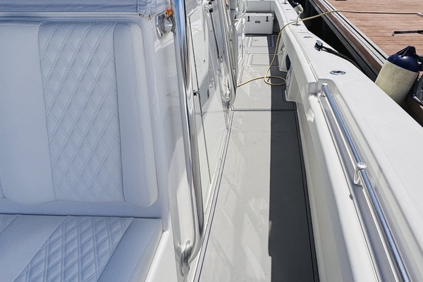 2013 Invincible 42