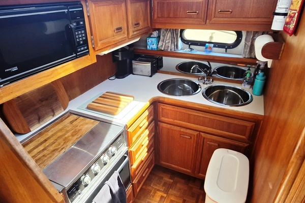 38ft Carver Yacht For Sale