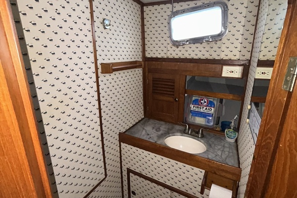 36' Monk guest stateroom head