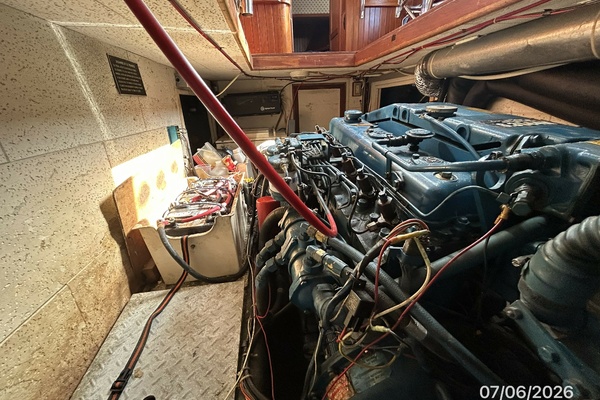 36' Monk engine room forward