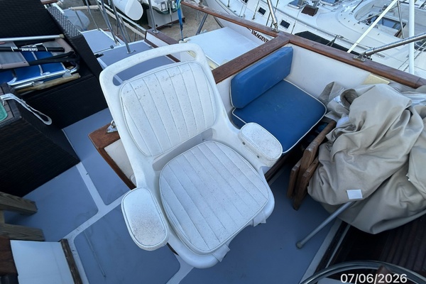 36' Monk flybridge helmseat