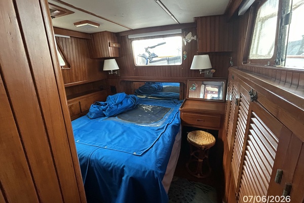 36' Monk master stateroom