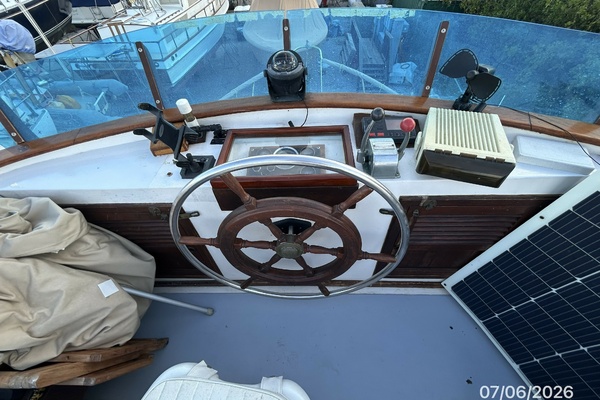 36' Monk flybridge helm