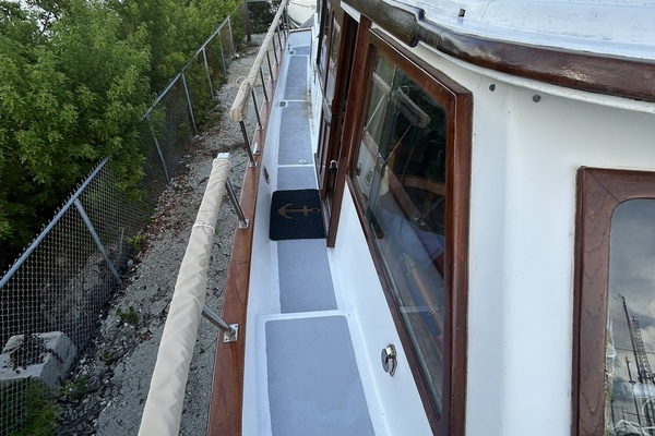 36' Monk starboard side deck1