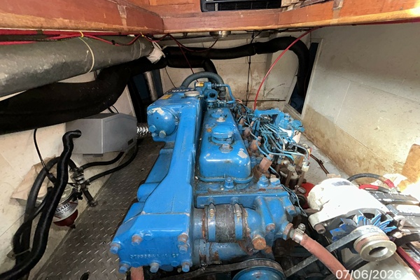 36' Monk engine room aft