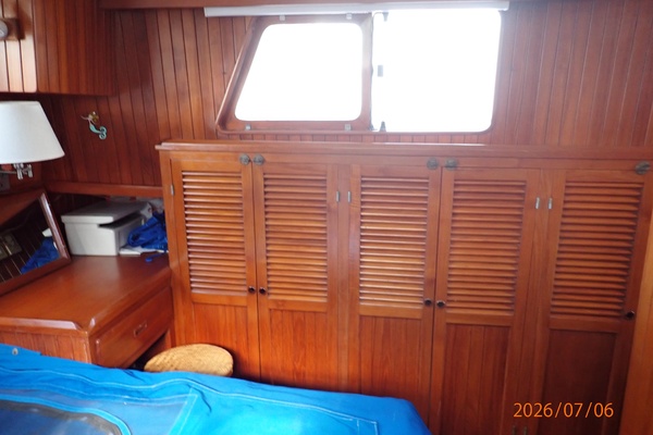36' Monk master stateroom port