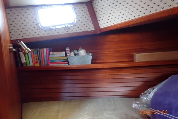 36' Monk guest stateroom port