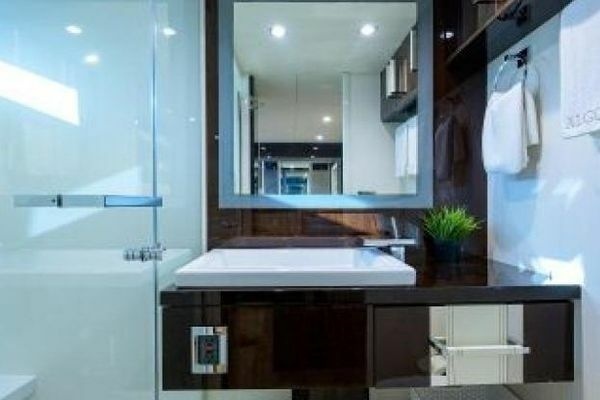 2012 Lazzara Yachts 95