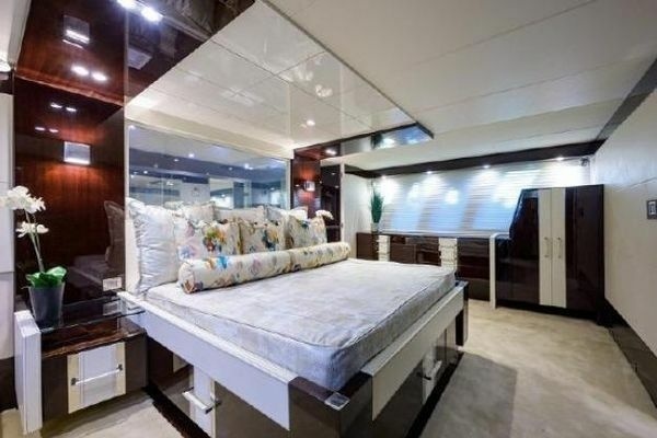 2012 Lazzara Yachts 95