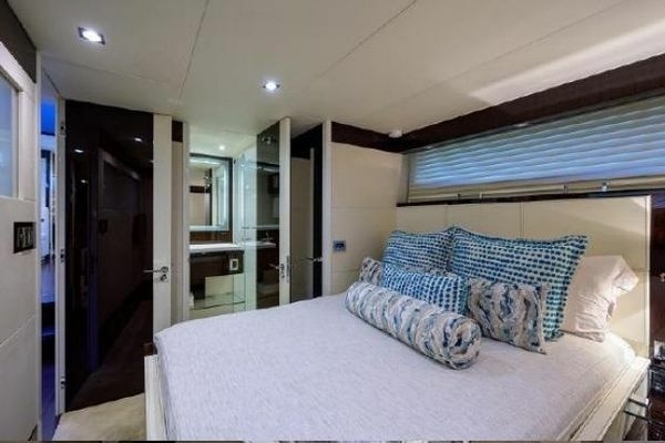 2012 Lazzara Yachts 95