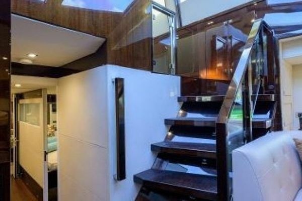 2012 Lazzara Yachts 95