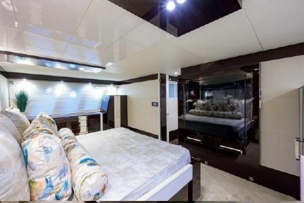 2012 Lazzara Yachts 95