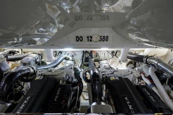 2012 Lazzara Yachts 95