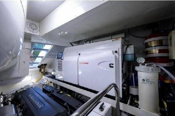 2012 Lazzara Yachts 95