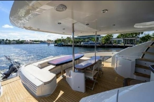 2012 Lazzara Yachts 95