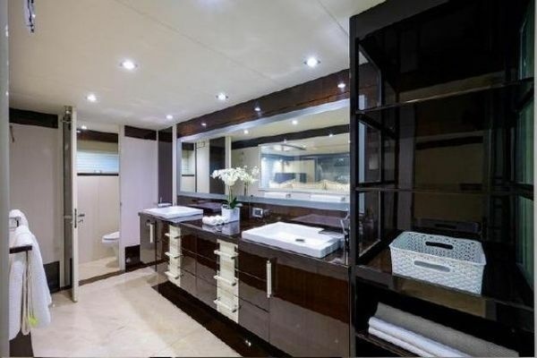 2012 Lazzara Yachts 95