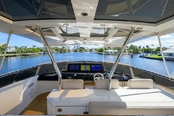 2012 Lazzara Yachts 95