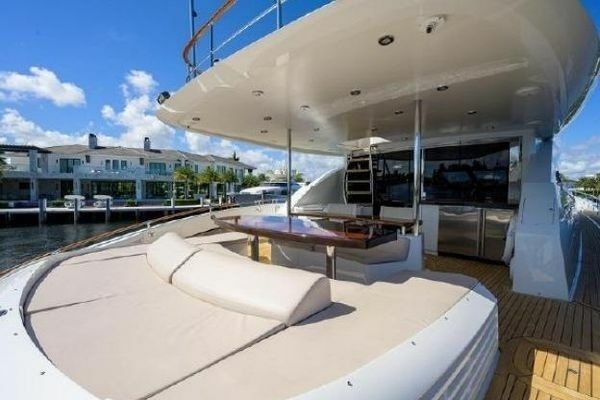 2012 Lazzara Yachts 95