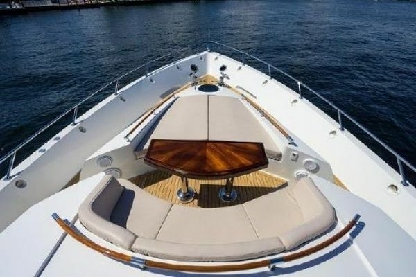 2012 Lazzara Yachts 95