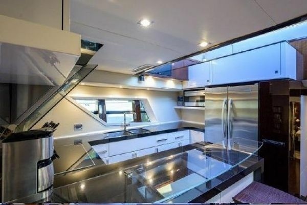 2012 Lazzara Yachts 95