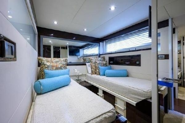 2012 Lazzara Yachts 95