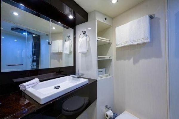 2012 Lazzara Yachts 95