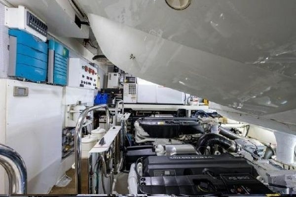2012 Lazzara Yachts 95