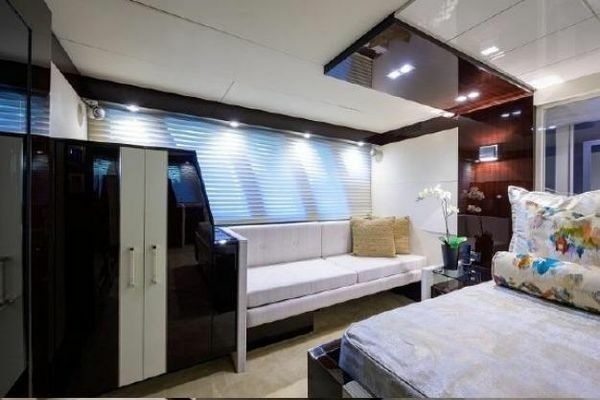2012 Lazzara Yachts 95
