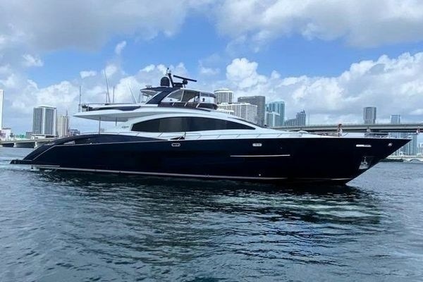 2012 Lazzara Yachts 95
