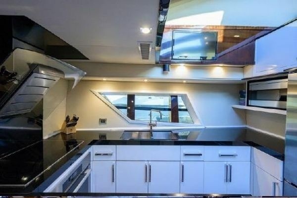 2012 Lazzara Yachts 95