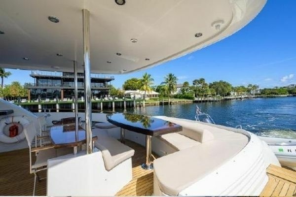 2012 Lazzara Yachts 95