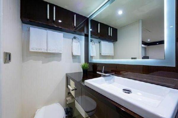 2012 Lazzara Yachts 95