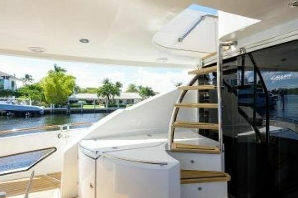 2012 Lazzara Yachts 95