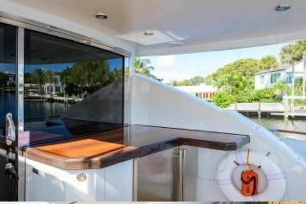 2012 Lazzara Yachts 95