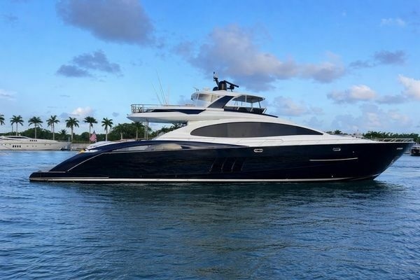 2012 Lazzara Yachts 95