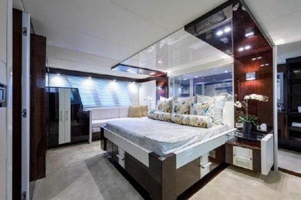 2012 Lazzara Yachts 95