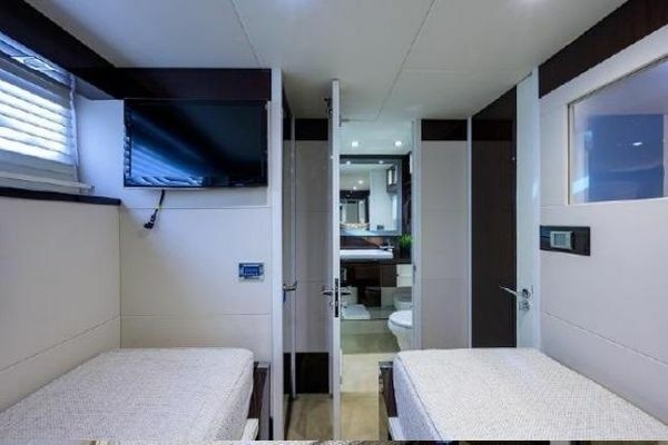 2012 Lazzara Yachts 95