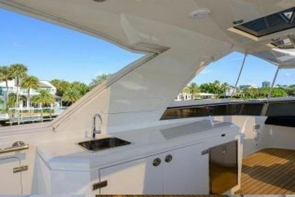 2012 Lazzara Yachts 95