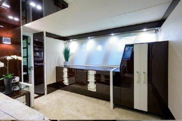 2012 Lazzara Yachts 95
