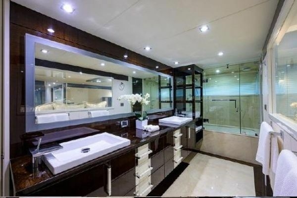 2012 Lazzara Yachts 95