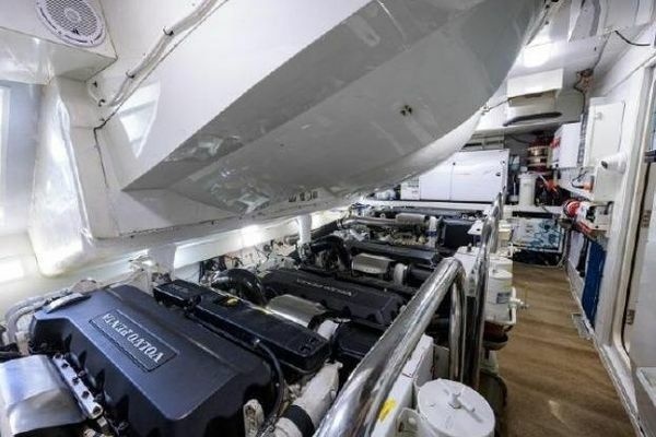 2012 Lazzara Yachts 95